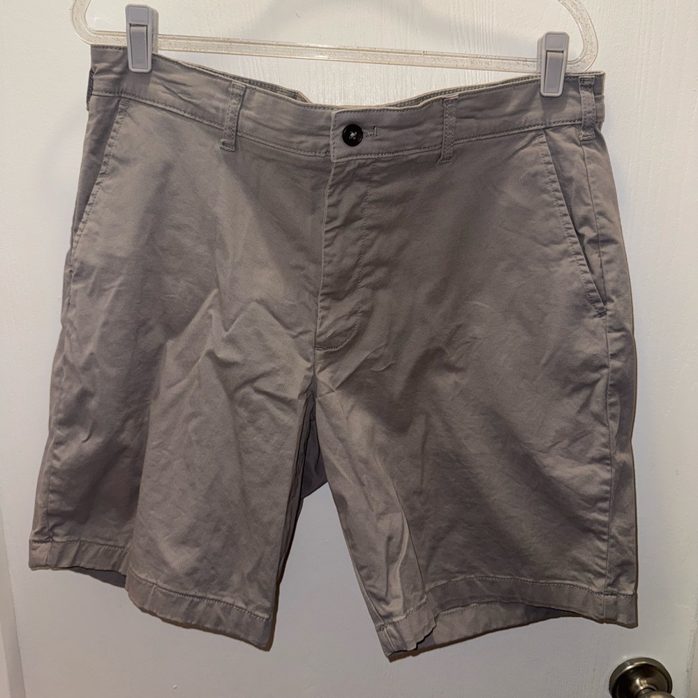 Izod Saltwater Stretch Shorts Gray Men’s Size 36 9.5 inseam